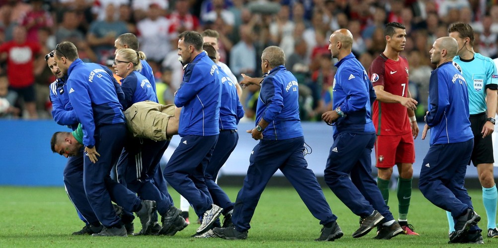 Portugalczycy nie potrafili usiedzieć na miejscu. Wbiegli na boisko. Na szczęście nie... nago