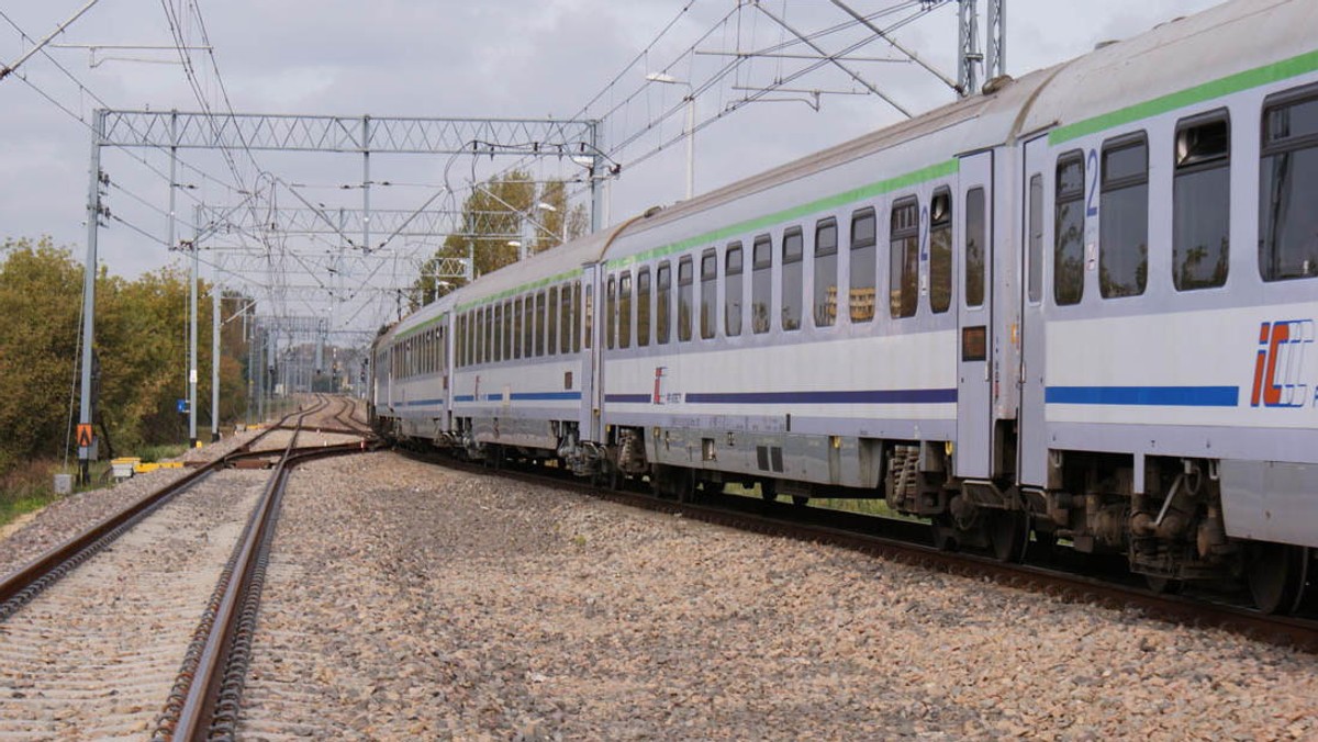 PKP Intercity udało się dotąd zmodernizować tylko 200 z 700 wagonów przewidzianych do remontu na lata 2016–2023. Przewoźnik ratuje się, pożyczając tabor za granicą - informuje "Dziennik Gazeta Prawna".