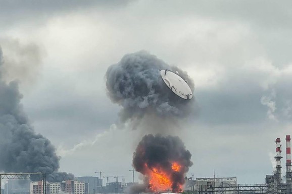 RUSI DIGLI U VAZDUH SVOJE SKLADIŠTE NAFTE?! Kruže neverovatni snimci: Raketa promašuje ukrajinski dron, naglo skreće - SLEDI SILOVIT UDARAC I EKSPLOZIJA (VIDEO)