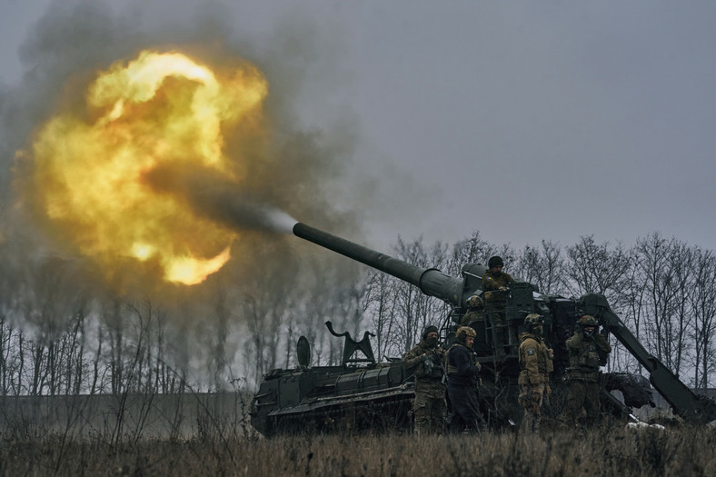 Żołnierze ukraińscy ostrzeliwujący rosyjskie pozycje w pobliżu Bachmutu, 16 grudnia 2022 r. 