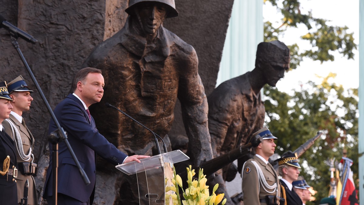 – Nie jest przegrane powstanie, które prowadzi do wolnej Polski – powiedział prezydent RP Andrzej Duda podczas Apelu Pamięci przy Pomniku Powstania Warszawskiego w Warszawie.