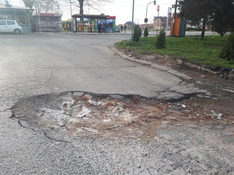 Rupa na okretnici autobusa 71 i 603