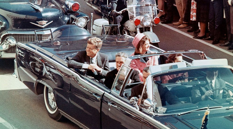 Kennedy elnököt a dallasi tankönyvraktár hatodik emeletéről érte a gyilkos lövés limuzinjában