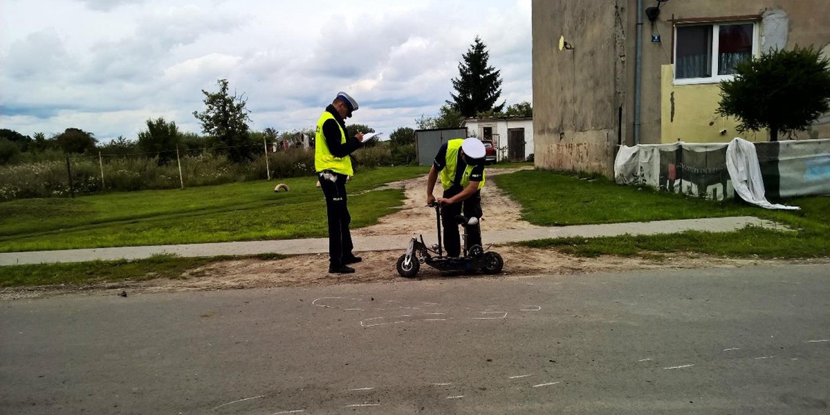 Groźny wypadek w Kawęcinie. Dzieci wpadły pod samochód