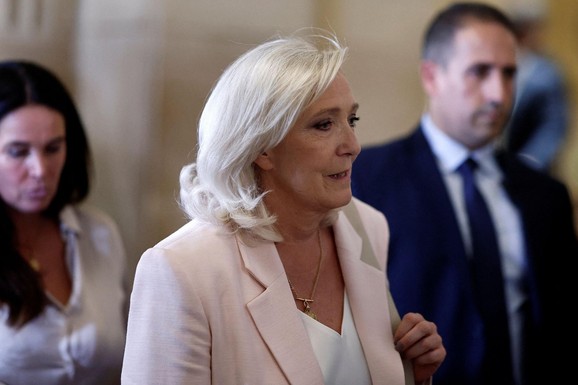 Le Pen može da se kandiduje na izborima, ali mora da nosi nanogvicu