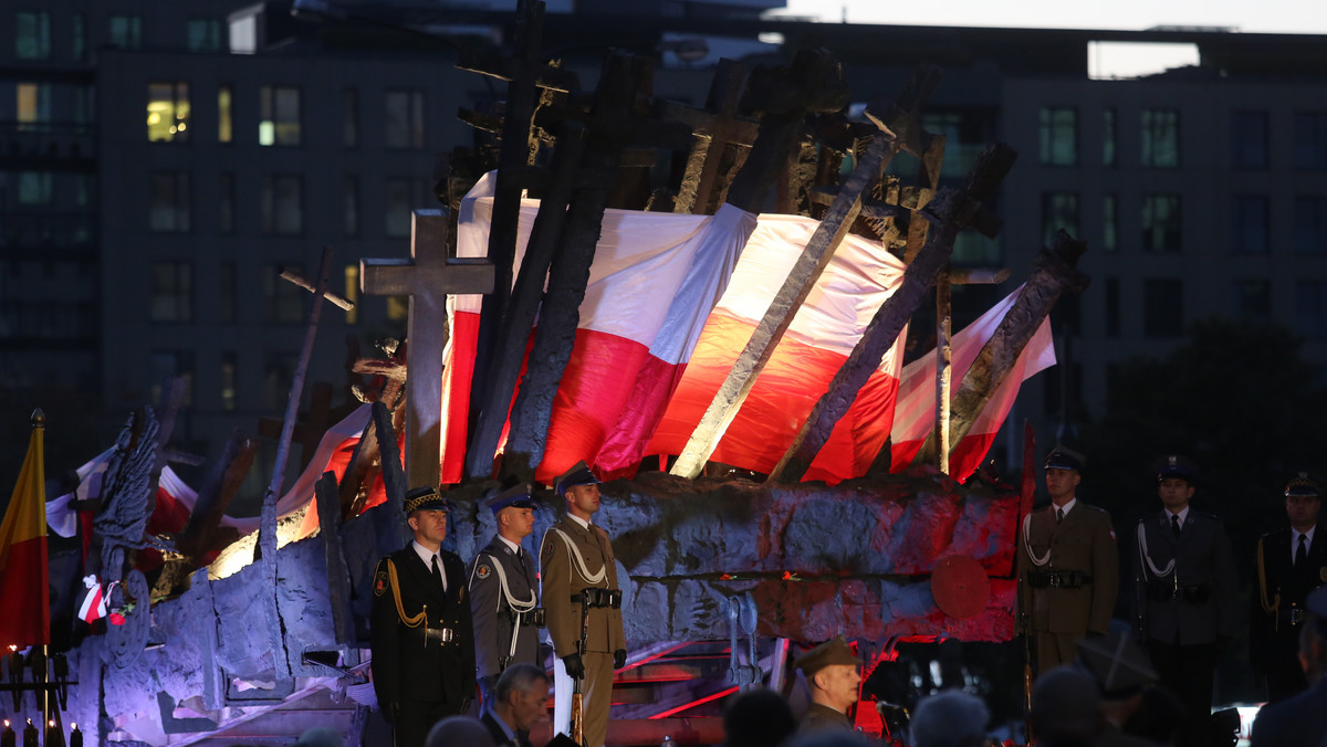 Mszą świętą przy Pomniku Poległym i Pomordowanym na Wschodzie uczczono w środę w Warszawie - w 75. rocznicę sowieckiej agresji na Polskę - pamięć jej ofiar. W towarzyszących mszy uroczystościach udział wzięła m.in. prezydent stolicy Hanna Gronkiewicz-Waltz.