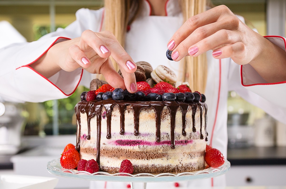 Kate make a cake