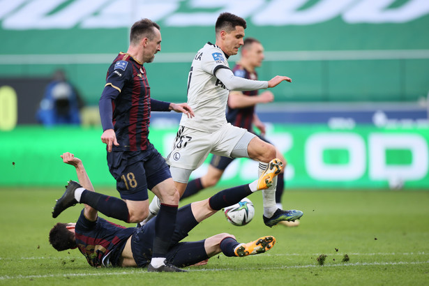 Zawodnik Legii Warszawa Bartosz Kapustka (P) i Michał Kucharczyk (L) z Pogoni Szczecin podczas meczu 23. kolejki piłkarskiej Ekstraklasy