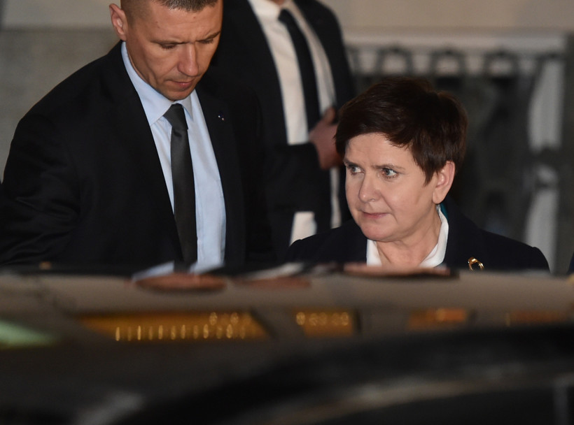 Premier Beata Szydło wychodzi z Prokuratury Okręgowej w Krakowie