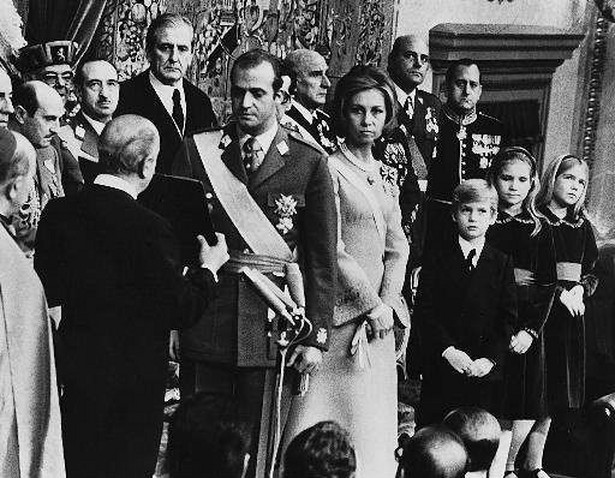 Król Hiszpanii Juan Carlos i królowa Sophia, 22 listopada 1975 roku, EPA/STR Dostawca: PAP/EPA.
