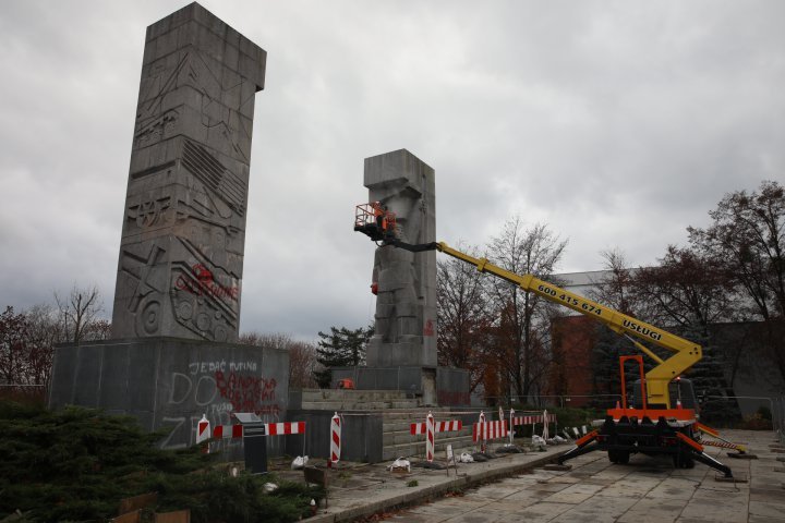 Sierp i młot są skuwane z ''szubienic'' [ZDJĘCIA, WIDEO]