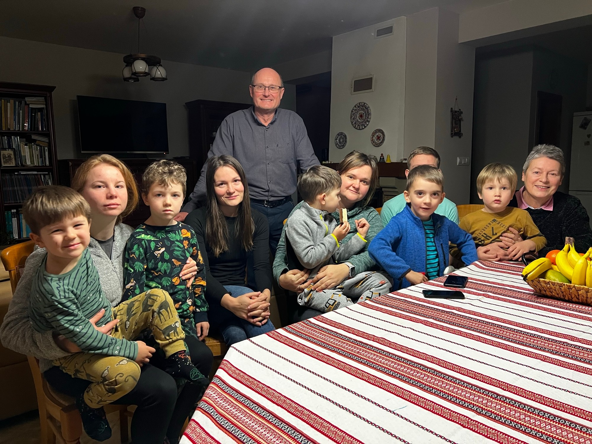 Manželia Jaroslav Džoganík (vzadu) a Svitlana Pachomová (vpravo) s ukrajinskými rodinami