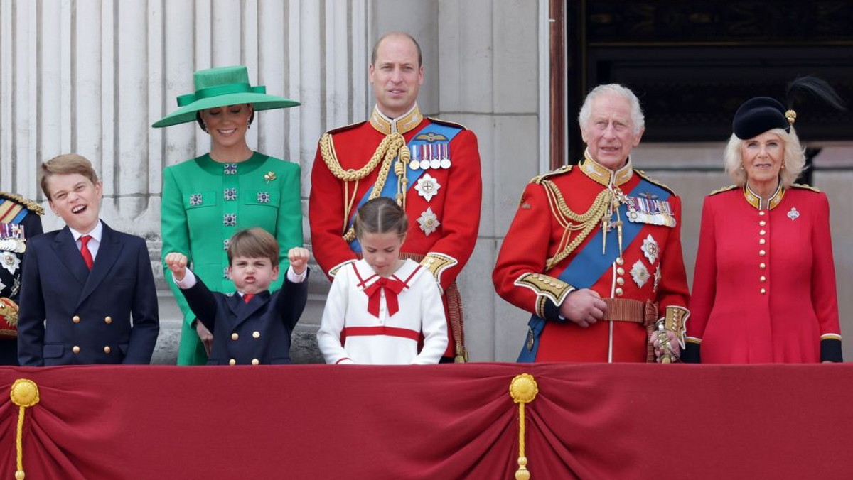 Trooping the Colour: brytyjska rodzina królewska na balkonie