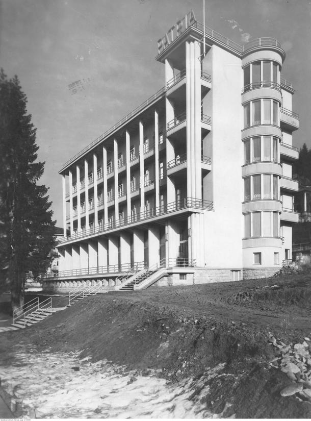 Hotel Patria w Krynicy zaprojektowany przez Bohdana Pniewskiego na zlecenie słynnego tenora Jana Kiepury. Modernistyczny obiekt został udostępniony w 1933 r.