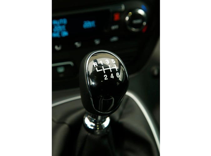 Z czym wam się kojarzą kompaktowe minivany, bo nam z nadmuchanymi autami segmentu C, które są mniej poręczne w mieście i wolniejsze na zakrętach. Po przejażdżce najnowszym fordem c-max diametralnie zmieniamy naszą opinię...