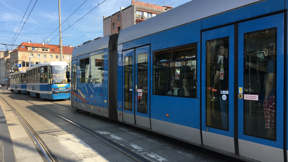 We Wrocławiu wprowadzono już wakacyjny rozkład jazdy dla komunikacji miejskiej. A to oznacza, że tramwaje i autobusy jeżdżą rzadziej niż zwykle. W dodatku ze względu na remont torowiska na Ruskiej oraz na osi Grunwaldzkiej, a także na budowę nowego torowiska na Hubskiej, wprowadzono wiele objazdów.