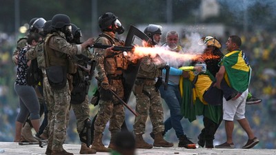 Dziesiątki tysięcy demonstrantów wdarło się w niedzielę do budynku brazylijskiego Sądu Najwyższego, Kongresu i pałacu prezydenckiego, rozbijając okna, wywracając meble i niszcząc dzieła sztuki.