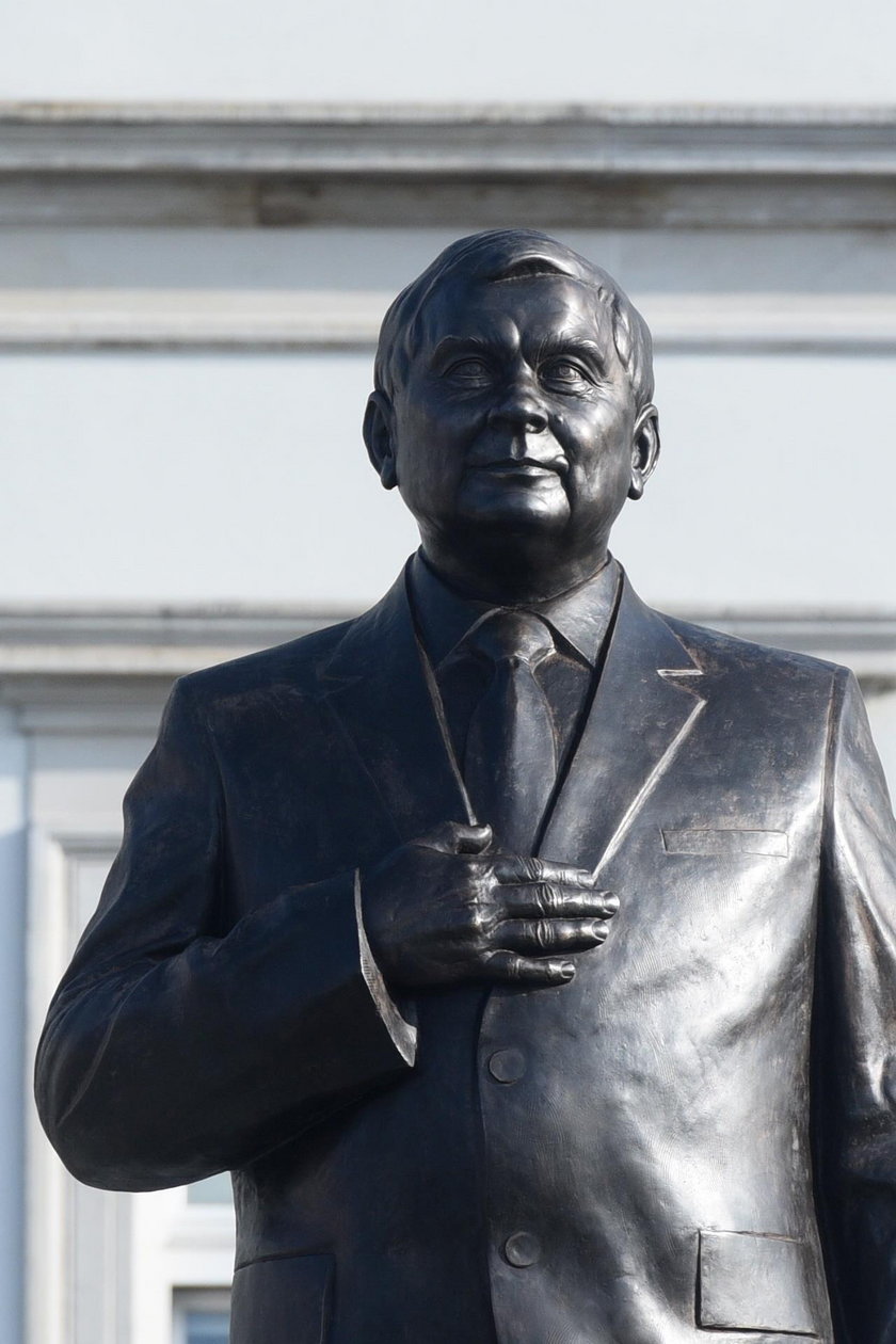 Pomnik Lecha Kaczyńskiego. Brakuje obrączki