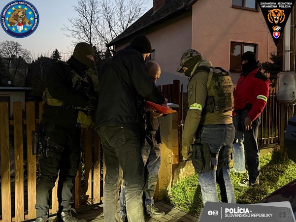 Policajti rozbili gang Slovákov, ktorí mali zarábať na nelegálnej migrácii.