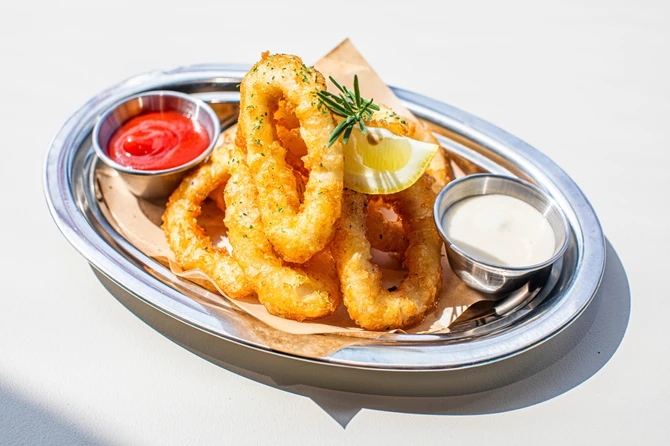  Iako su omiljene među gostima, lignje se u praksi često služe u debelom sloju poha