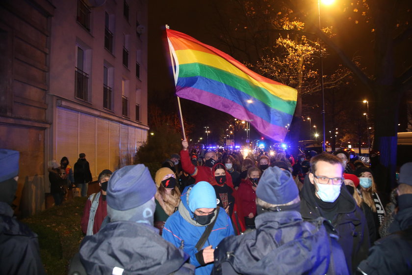 Warszawa: Strajk Kobiet blokuje ulice i siedzibę MEN. Relacja na żywo