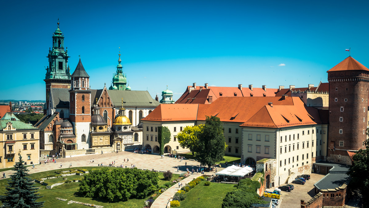 122 wydawnictwa z nurtu Awangardy m.in. bardzo rzadkie na rynku antykwarycznym wydanie wierszy Brunona Jasieńskiego i Anatola Sterna "Ziemia na lewo" zostaną wystawione w sobotę na aukcji w Krakowie. Będzie też można kupić list Tadeusza Kościuszki i XVI-wieczny podręcznik chirurgii oczu.