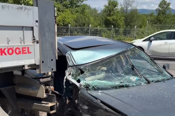 (VIDEO) OD AUTOMOBILA OSTALA SAMO HRPA LIMA! Težak sudar sa kamionom kod Kvantaške pijace u Nišu: Na licu mesta JEZIV prizor