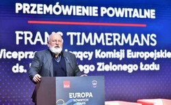 Timmermans: Świat patrzy na Polskę z podziwem. Możecie być dumni