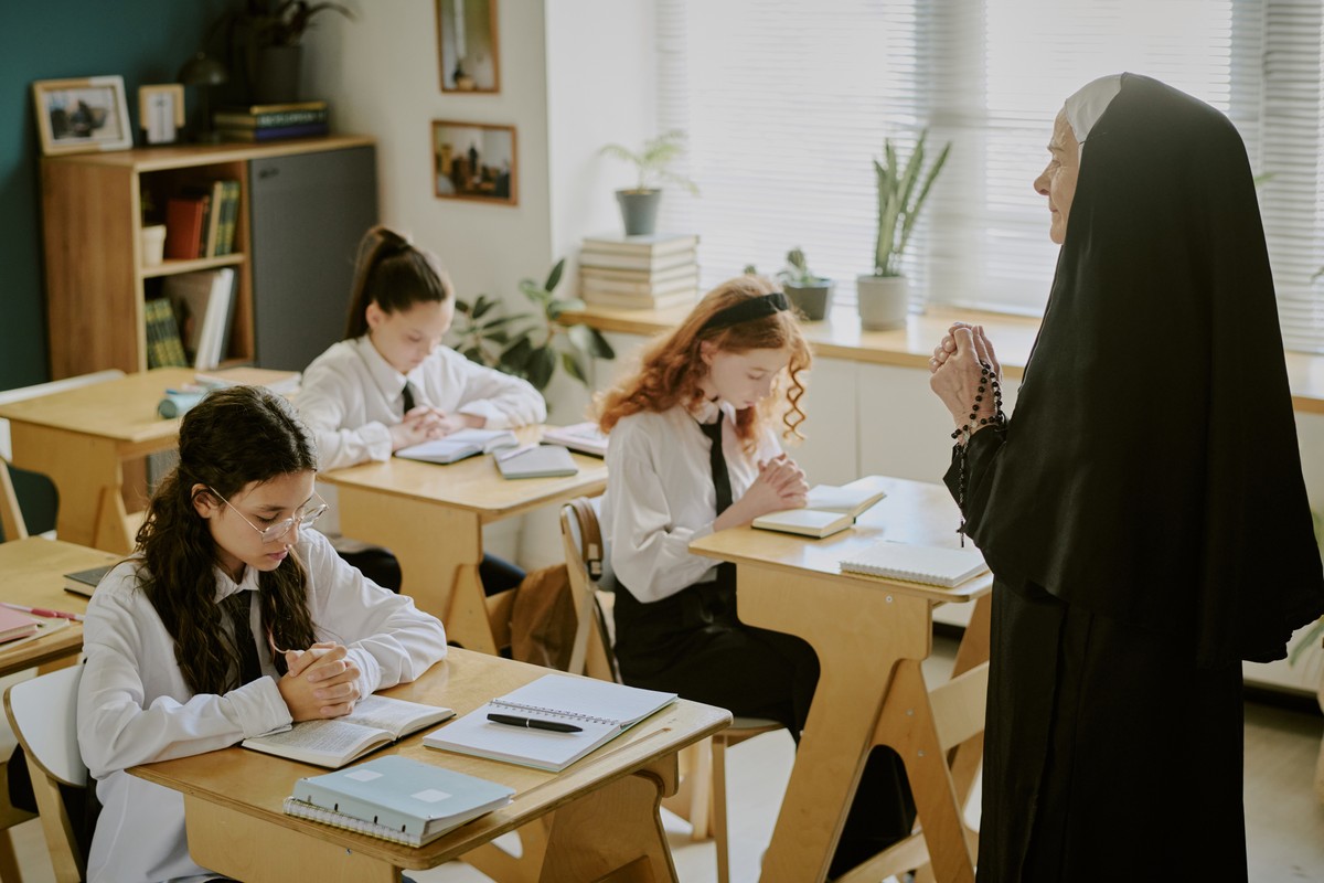 Religia obowiązkowa dla każdego ucznia, powrót do średniej ocen, nadzór biskupi nad lekcjami oraz krzyż w każdej sali. Podstawa programowa opracowana i zatwierdzona przez władze Kościoła. Czy zmiany wejdą w życie?