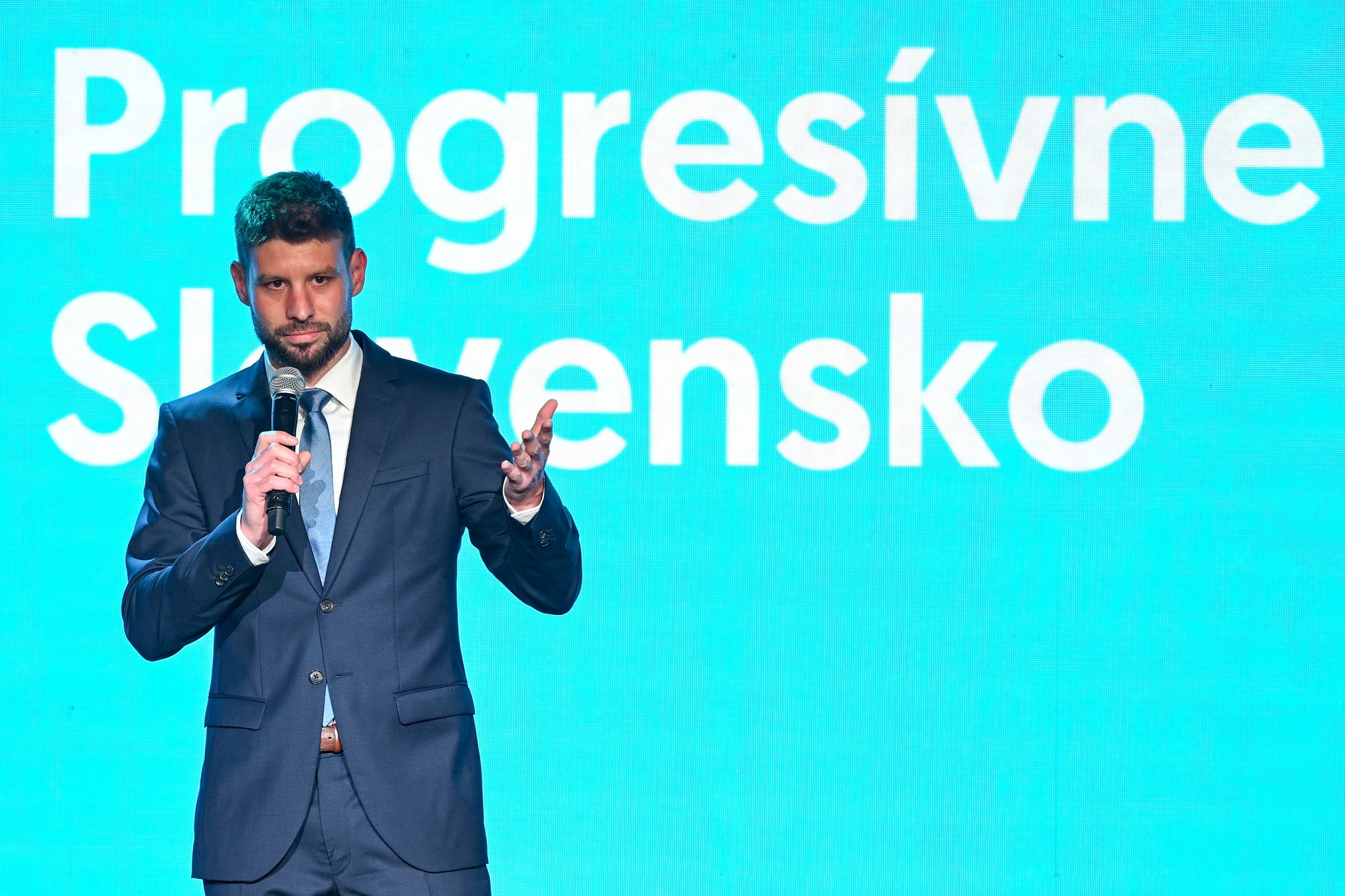 Predseda hnutia Progresívne Slovensko (PS) Michal Šimečka sa prihovára prítomným počas volebnej noci v centrále hnutia v Bratislave.