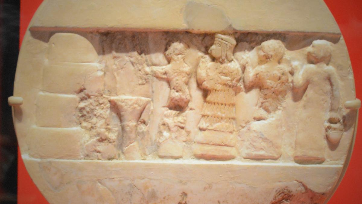 Tzw. dysk Enheduanny. Alabastrowy dysk z reliefem przedstawiającym kapłankę podczas rytuału na cześć boginii
