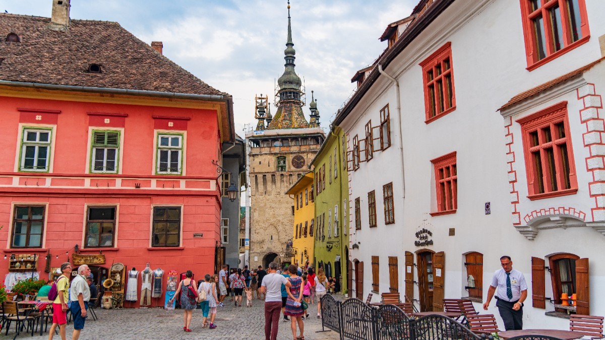 Un preot din Italia a adus un grup de turiști în România să vadă țara din care provin badantele lor