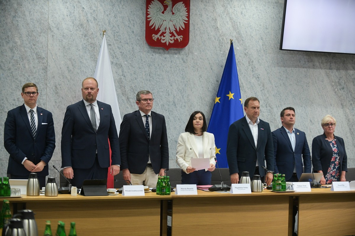 Przewodnicząca komisji, posłanka PSL-TD Magdalena Sroka, zastępcy przewodniczącej: poseł KO Marcin Bosacki, poseł Lewicy Tomasz Trela, poseł KP Polska 2050-TD Paweł Ślizoraz członkowie komisji, posłowie KO Joanna Kluzik-Rostkowska, Patryk Jaskulski i Witold Zembaczyński podczas posiedzenia sejmowej Komisji Śledczej ds. inwigilacji systemem Pegasus, w Sejmie w Warszawie.