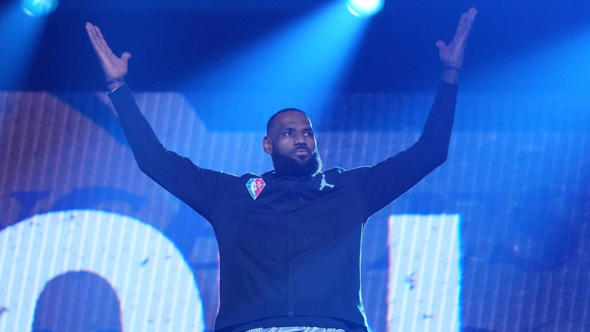 Lebron Džejms nije mogao da se suzdrži, a de ne umre od smeha na neuobičajno izvođenje himne i skroz ga razumemo