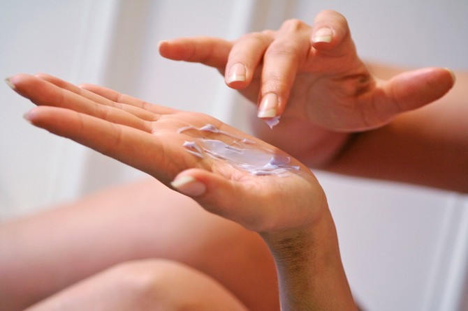 тает снег в ладошке. снег в ладошках. снежинка на руке. растаяв в руках. растаяв в руках.