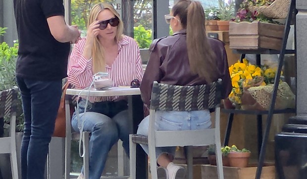 Luna i Anabela u kafiću