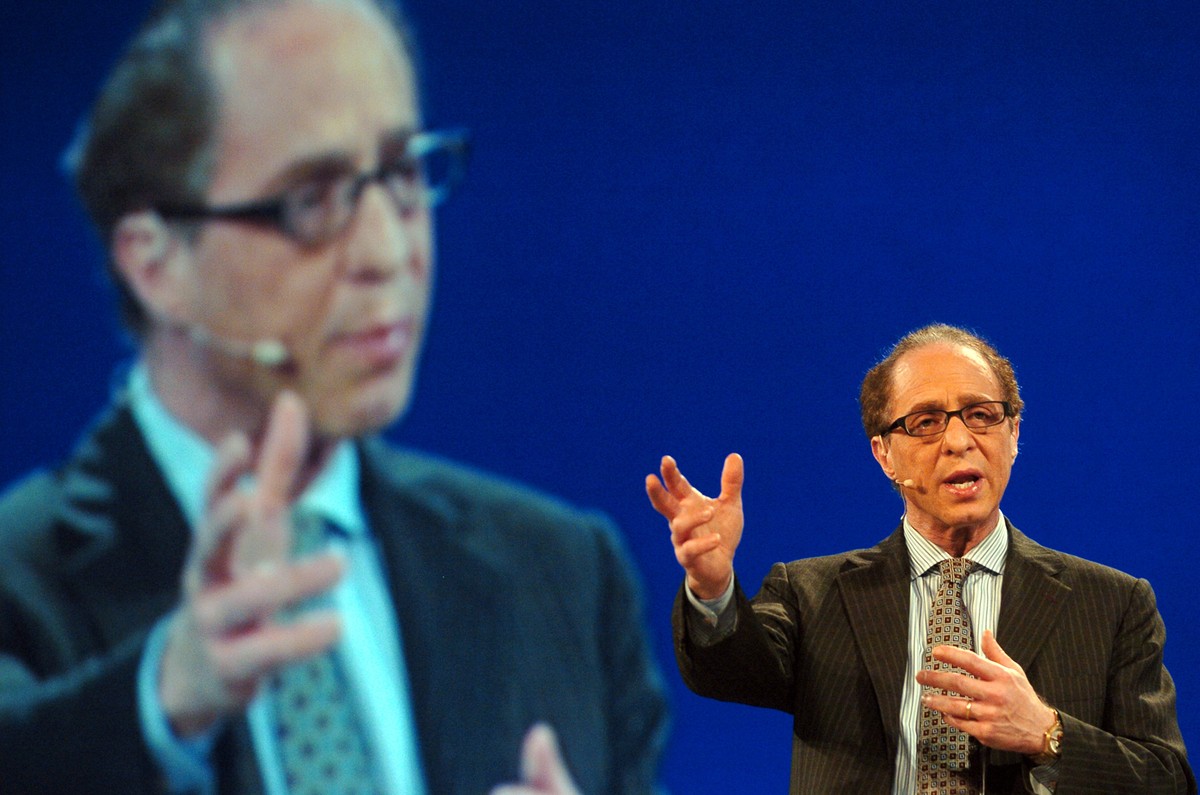Ray Kurzweil to genialny naukowiec, równie skuteczny biznesmen i inwestor oraz pionier m.in. komputerowych technologii rozpoznawania pisma.