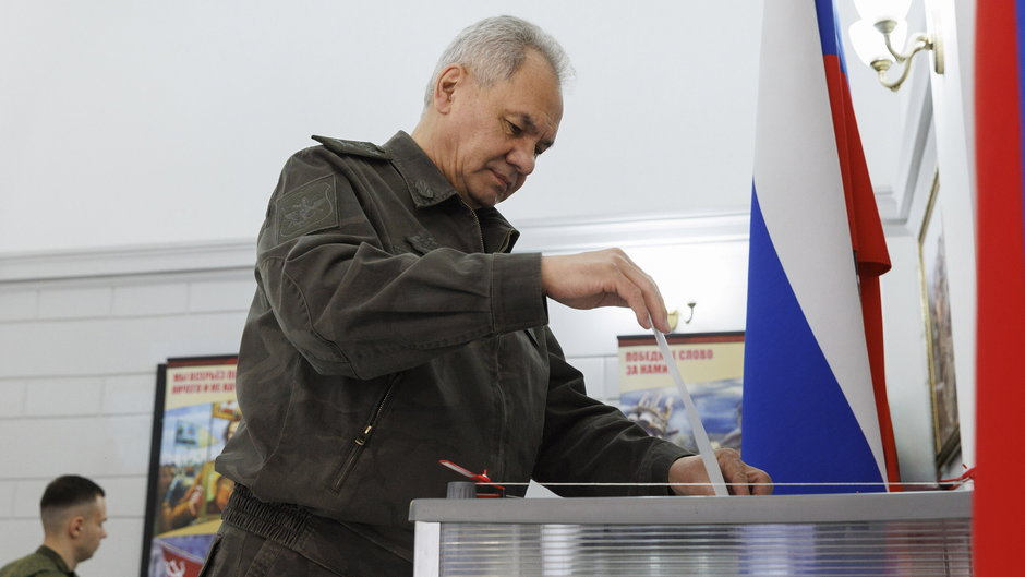 Rosyjski minister obrony Siergiej Szojgu oddal głos gdzieś w obwodzie rostowskim. Ze względów bezpieczeństwa władze nie podały jednak jego dokładnego miejsca pobytu