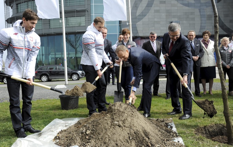 Przed rozpoczęciem gali Bronisław Komorowski i Donald Tusk wraz ze sportowcami posadzili pierwszy z 25 Dębów Wolności podarowany przez Lasy Państwowe.