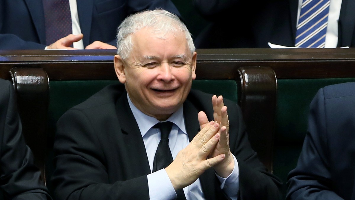 Jarosław Kaczyński pęka ze śmiechu na sali sejmowej