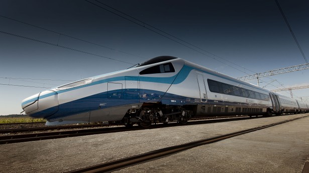 Pendolino. Dreamliner PKP Intercity. Oszałamiający wygląd, duży komfort jazdy i astronomiczna cena: 2,7 mld zł za 20 pociągów z 17-letnim utrzymaniem. Pierwszy z 20 zamówionych przez PKP Intercity zostanie w tym tygodniu zaprezentowany podczas targów Trako w Gdańsku. Pendolino w wersji dla Intercity - EMU 250 – w grudniu 2014 r. wyjedzie na tory w najwyższej kategorii pasażerskiej EIC Premium. W wersji dla Polski będzie miał siedem członów i zabierze na pokład 402 osoby. Mimo że jest w stanie rozpędzić do 250 km/h, to za rok jedyną trasą, na jakie będzie w stanie osiągnąć 200 km/h, tylko na odcinku Centralnej Magistrali Kolejowej. Fot. Bartłomiej Banaszak, PKP Intercity