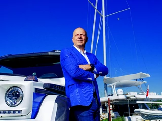 Francis Lapp, właściciel Sunreef Yachts, uwielbia wyprawy off-roadowe. Bezdrożami, zwłaszcza afrykańskimi, jeździ od blisko 30 lat. Dwukrotnie startował w Rajdzie Paryż-Dakar, raz dojechał do mety