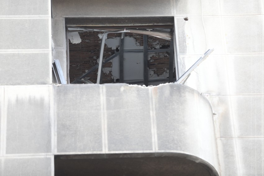 Oštećen plafon i prozori u stanu u kojem je eksplodirala bomba u Kosovskoj ulici