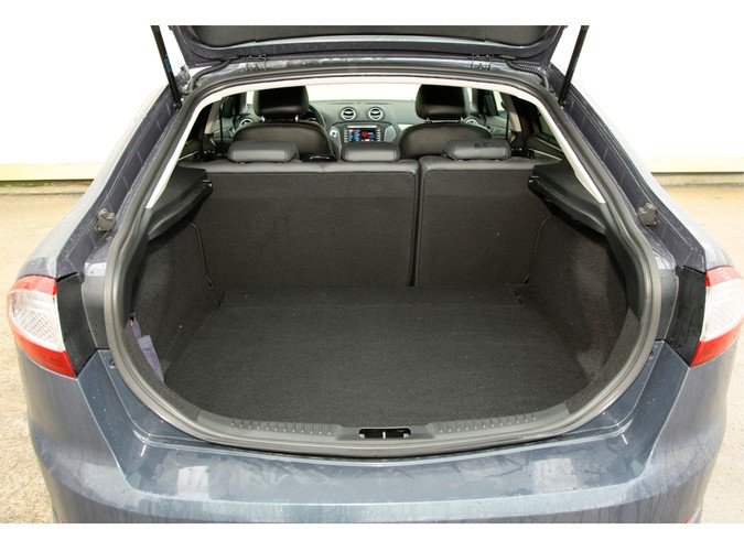 Jeżdżąc fordem mondeo mieliśmy dziwne wrażenie, że ujawnia się u nas rozdwojenie jaźni, a wszystko za sprawą mieszanych uczuć jakie wywoływał. Rozpływanie się nad jego zaletami w trasie przeplatało się z rozdrażnieniem jego nieporęcznością w zatłoczonym mieście