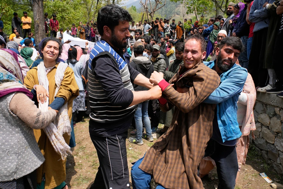Rođaci žrtava napada u Kašmiru na sahrani u selu Hapatnar, oko 20 km od Pahalgama