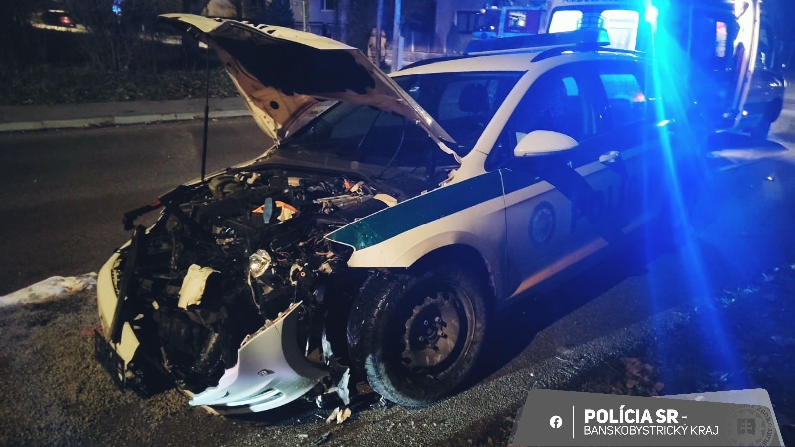 Nehoda sa stala v piatok (21.11.), v neskorých večerných hodinách, v križovatke ulíc Tomášikova a A. Hlinku v Revúcej.