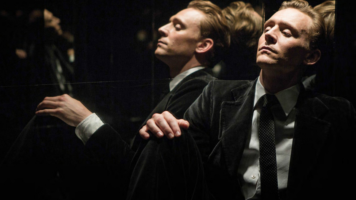 Na oficjalnym Twitterze Toma Hiddlestona pojawił się nowy zwiastun filmu "High-Rise". Aktor, w obrazie będącym ekranizacją powieści J.G. Ballarda, gra główną rolę.