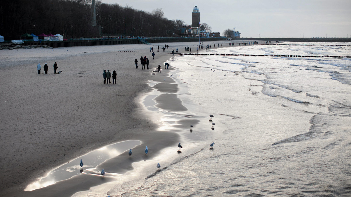Dziś została otwarta część plażu w Kołobrzegu. Chodzi o odcinek od portu do zejścia na wysokości ul. Kołłątaja.