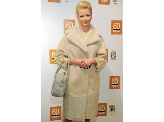 Ten płaszcz został wykonany z wielbłąda albinosa i obszyty norkami.