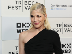 Selma Blair az egész világnak leckét adott élni akarásból, súlyos betegsége ellenére is ragyog a vörös szőnyegen